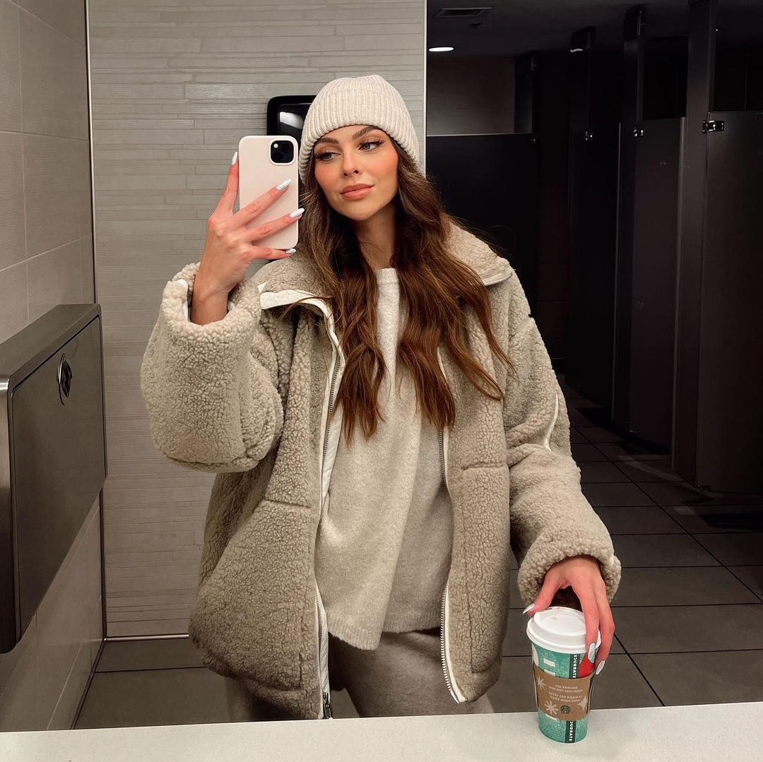 Women’s Oversized Zip Front Fleece Jacket with Wide Collar
